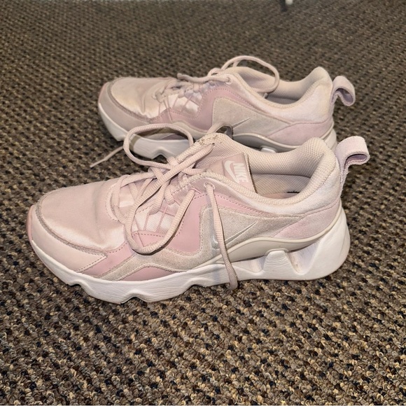 Nike Shoes - Pink nike ryz 365